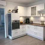 Grosszuegiges 170 Qm, 10 Gaeste, 30 Qm Sonnenterrasse, Eingezaeunter Hof, Klima, Kamin, Hundefreundlich *