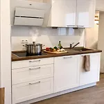 Semesterbostad Grosszuegiges 170 Qm, 10 Gaeste, 30 Qm Sonnenterrasse, Eingezaeunter Hof, Klima, Kamin, Hundefreundlich *