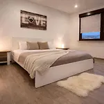 Grosszuegiges 170 Qm, 10 Gaeste, 30 Qm Sonnenterrasse, Eingezaeunter Hof, Klima, Kamin, Hundefreundlich Semesterbostad *