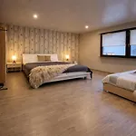 Grosszuegiges 170 Qm, 10 Gaeste, 30 Qm Sonnenterrasse, Eingezaeunter Hof, Klima, Kamin, Hundefreundlich *