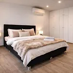 Grosszuegiges 170 Qm, 10 Gaeste, 30 Qm Sonnenterrasse, Eingezaeunter Hof, Klima, Kamin, Hundefreundlich *