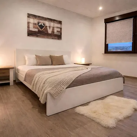Großzügiges 170 Qm, 10 Gäste, 30 Qm Sonnenterrasse, Eingezäunter Hof, Klima, Kamin, Hundefreundlich Ferienhaus *
