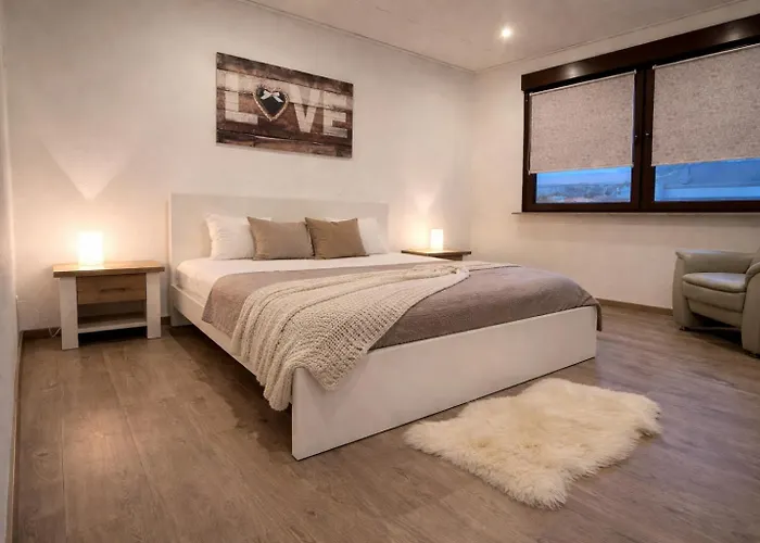 Grosszuegiges 170 Qm, 10 Gaeste, 30 Qm Sonnenterrasse, Eingezaeunter Hof, Klima, Kamin, Hundefreundlich Casa de Férias *