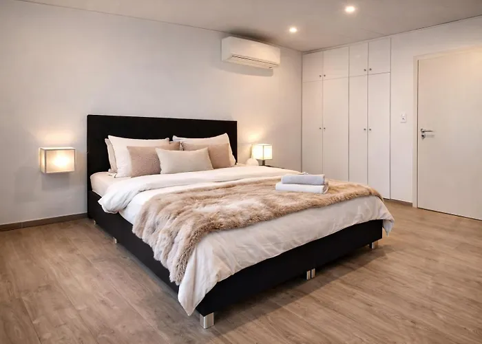 Grosszuegiges 170 Qm, 10 Gaeste, 30 Qm Sonnenterrasse, Eingezaeunter Hof, Klima, Kamin, Hundefreundlich *