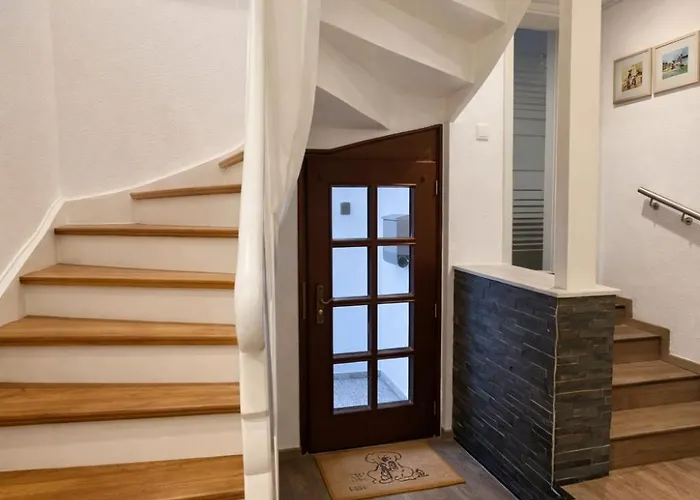 Grosszuegiges 170 Qm, 10 Gaeste, 30 Qm Sonnenterrasse, Eingezaeunter Hof, Klima, Kamin, Hundefreundlich *